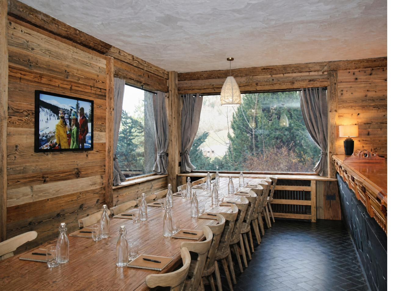 Salle de réunion en bois ancien — séminaire d'entreprise au Chalet Arpian