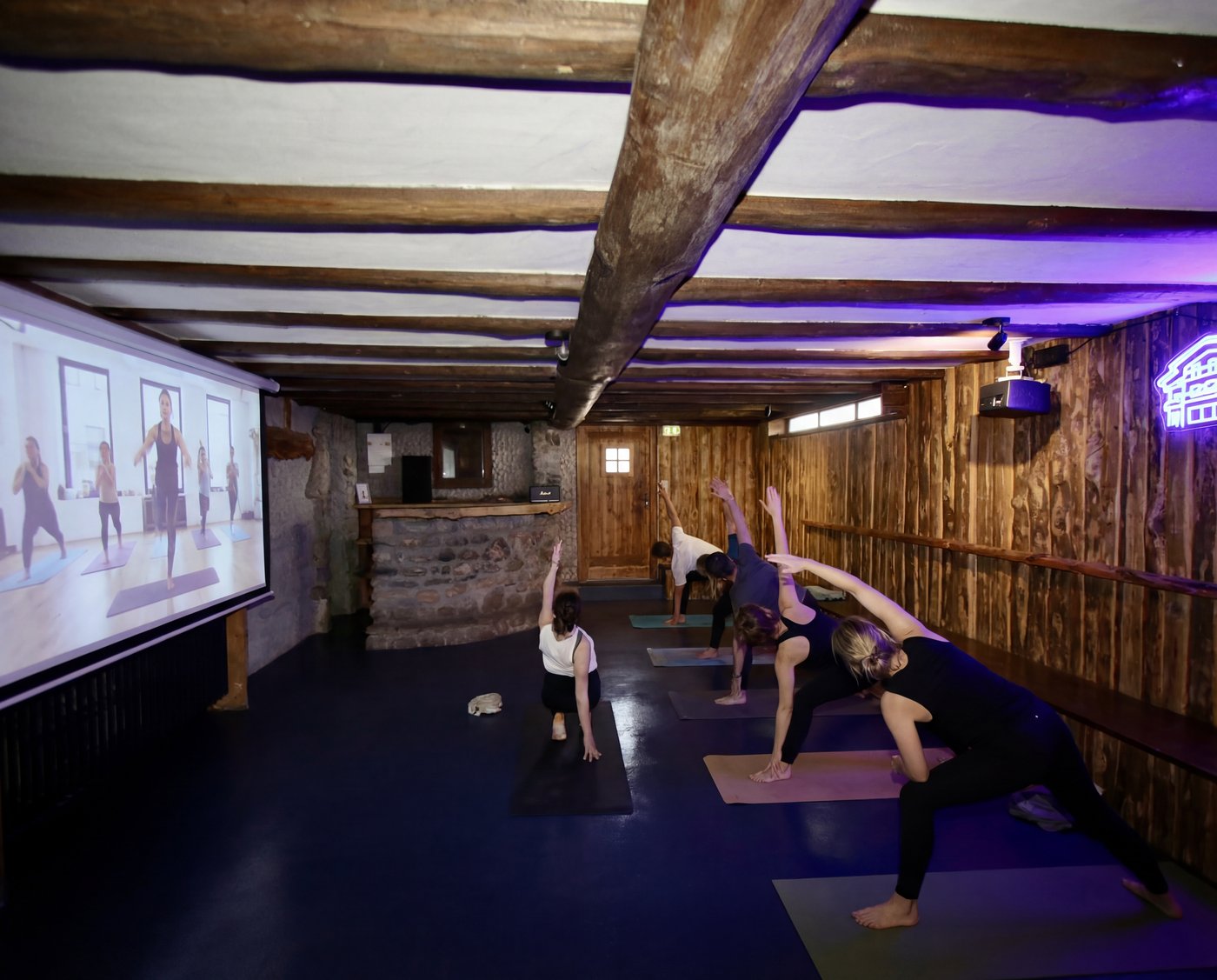 Family Room — pièce modulable, écran 4K, idéale pour briefing ou yoga