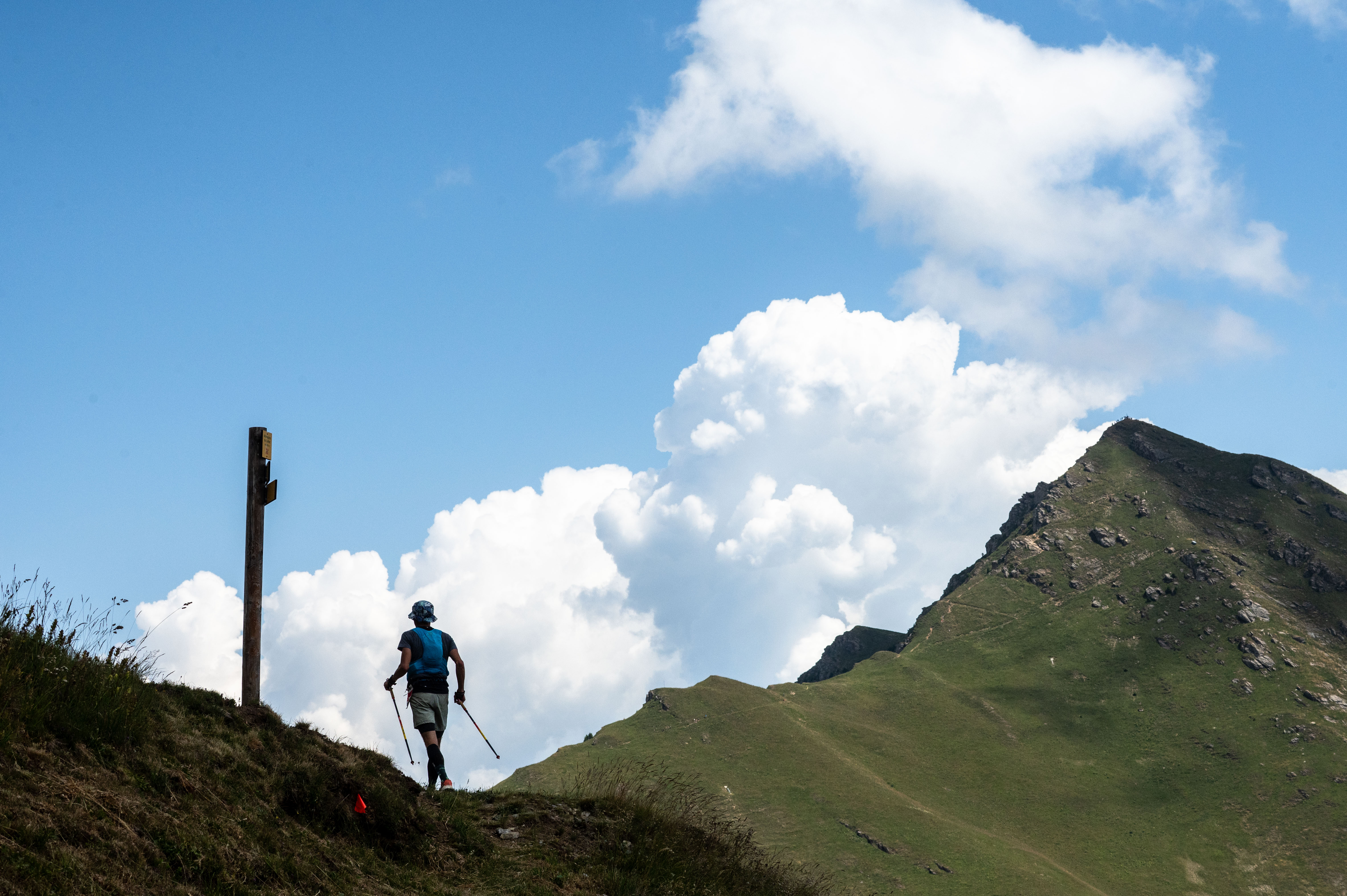 Coureur trail face au sommet de la Lauzière au-dessus de Valmorel — Mad'Trail Tarentaise