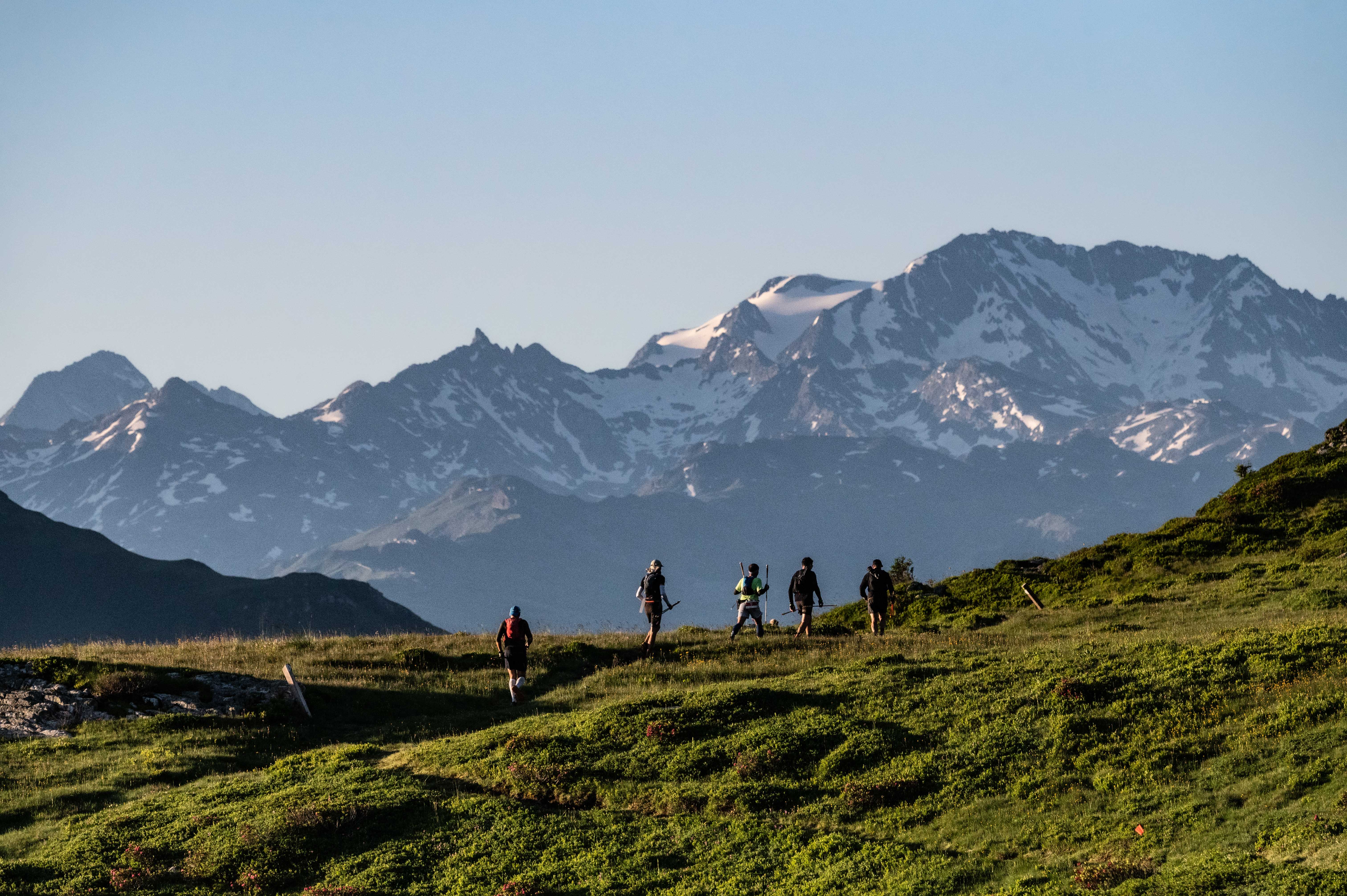 Groupe de coureurs en reconnaissance terrain face aux glaciers de la Vanoise — Mad'Trail Valmorel
