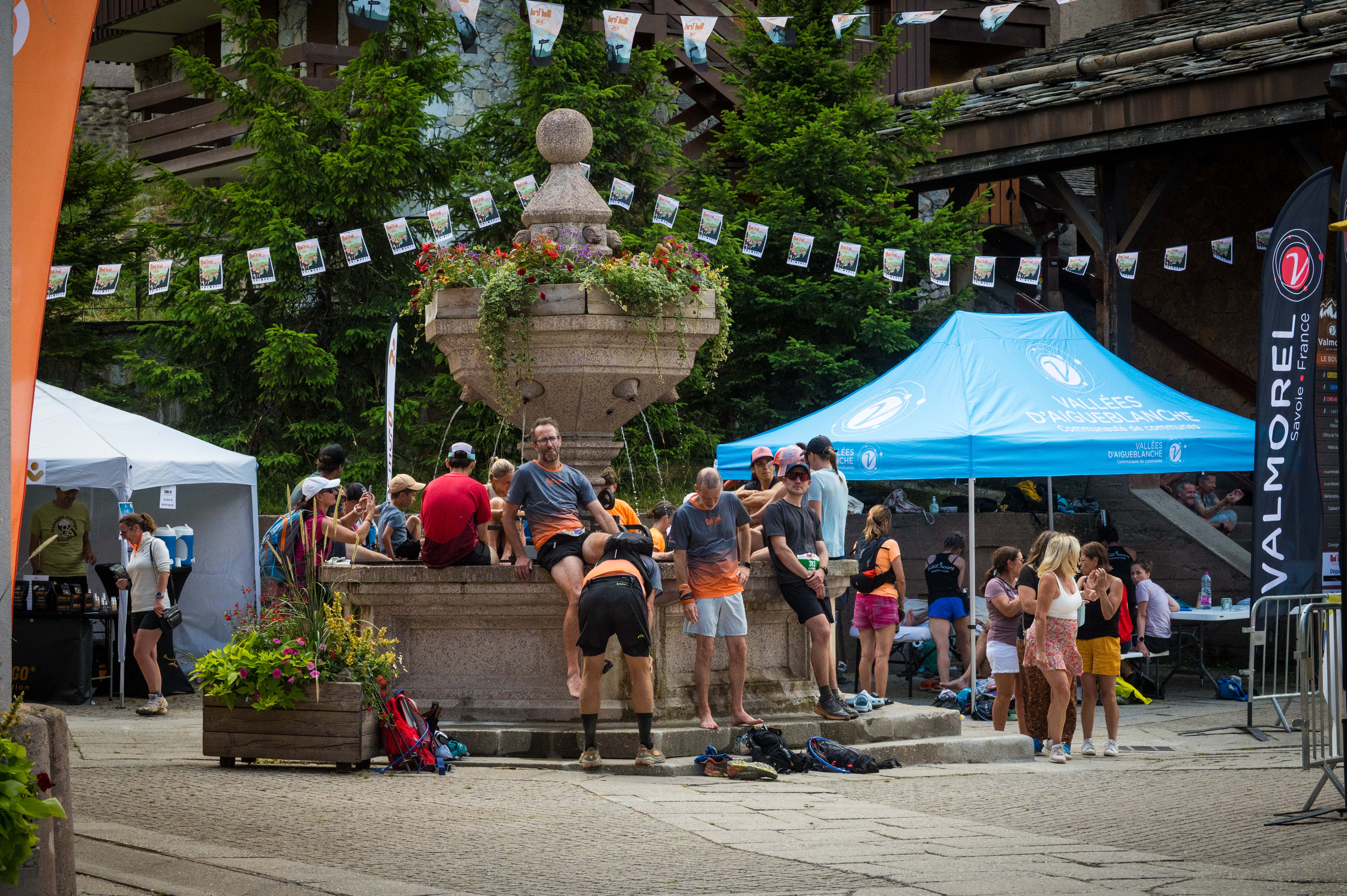 Place du Bourg de Valmorel pendant le Mad'Trail — coureurs, ravitaillement et ambiance d'événement