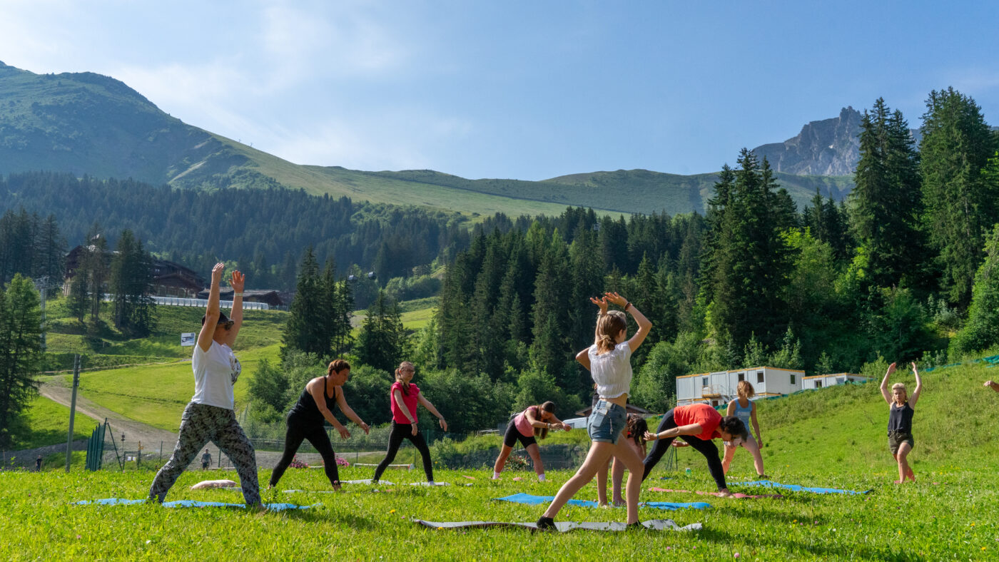 Atelier yoga collectif en plein air face aux montagnes — Semaine du Bien-être Valmorel