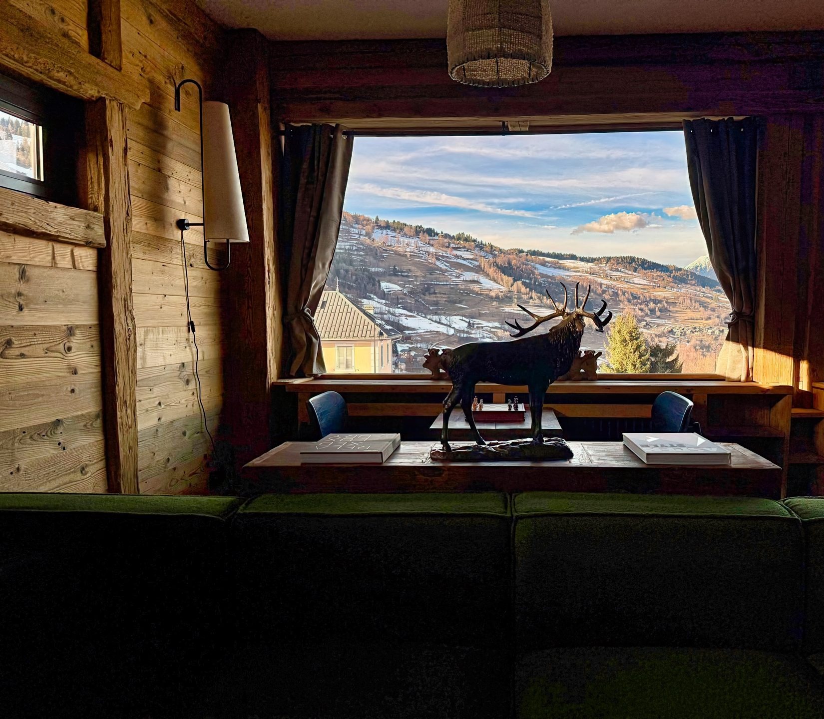 Salon du Chalet Arpian avec vue panoramique sur la vallée enneigée